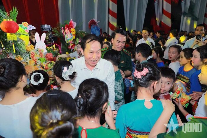 Các đại biểu cùng phá cỗ, vui Trung thu với các cháu thiếu nhi trong chương trình.