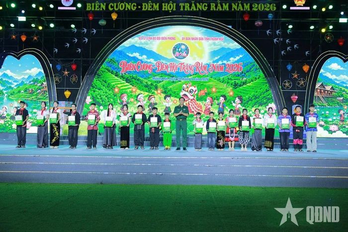  Thượng tướng Nguyễn Trường Thắng trao quà tặng các học sinh.
