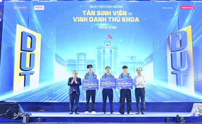 Lãnh đạo ĐHĐN và Trường ĐHBK trao học bổng cho 3 tân SV đạt giải Nhất, Nhì, Ba tại Kỳ thi HSG Quốc gia.