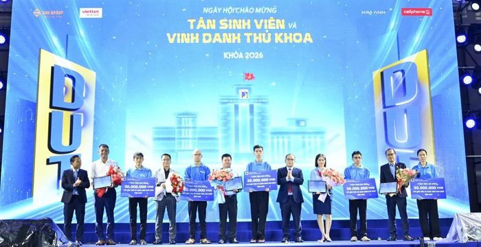 Trường ĐHBK Đà Nẵng và nhà tài trợ trao học bổng cho các tân SV có hoàn cảnh khó khăn.
