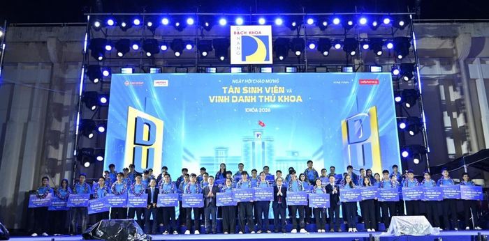Ngày hội chào đón tân sinh viên và vinh danh thủ khoa tại trường ĐHBK Đà Nẵng diễn ra trong không khí sôi nổi, rộn ràng và đầy ý nghĩa.