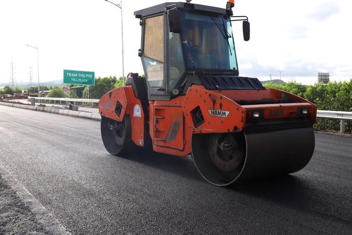 Tranh thủ thời tiết nắng ráo thảm những mét nhựa đường cuối cùng