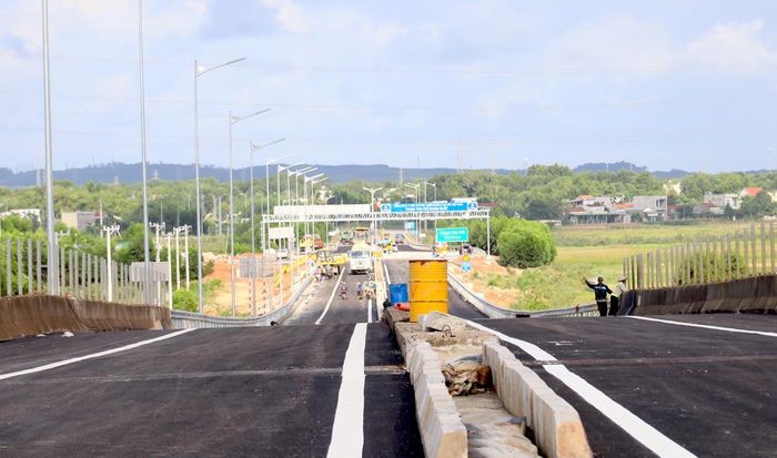 Nút giao Trì Bình - Dung Quất đang khẩn trương hoàn thiện những công đoạn cuối cùng