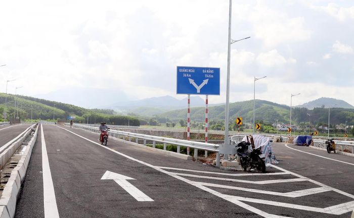 hệ thống biển báo, hộ lan và các hạng mục bảo đảm an toàn giao thông cơ bản được lắp đặt