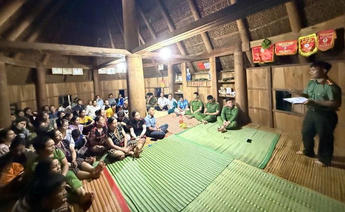 Lực lượng Công an xã Avương tuyên truyền, phổ biến pháp luật; hướng dẫn người dân thực hiện các thủ tục hành chính.