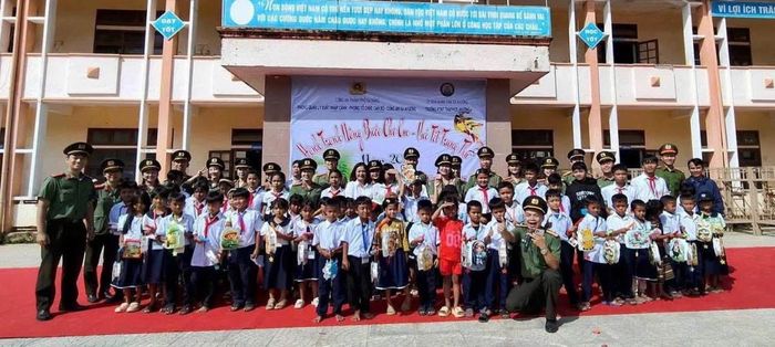 Các đơn vị tặng quà cho các em học sinh Trường Phổ thông nội trú Tiểu học và Trung học cơ sở Avương.