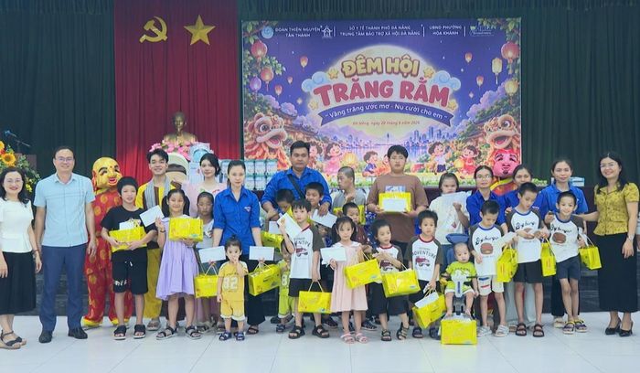 Tặng quà cho các cháu nhân dịp Tết Trung thu 2026.