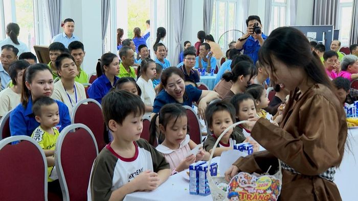 Niềm vui của các cháu thiếu nhi khi đón nhận những phần quà Tết Trung thu.
