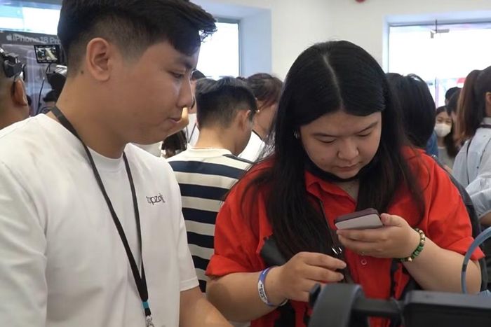 Người dùng Việt Nam nhận máy iPhone 18 Pro và Pro Max. Ảnh: TPO.