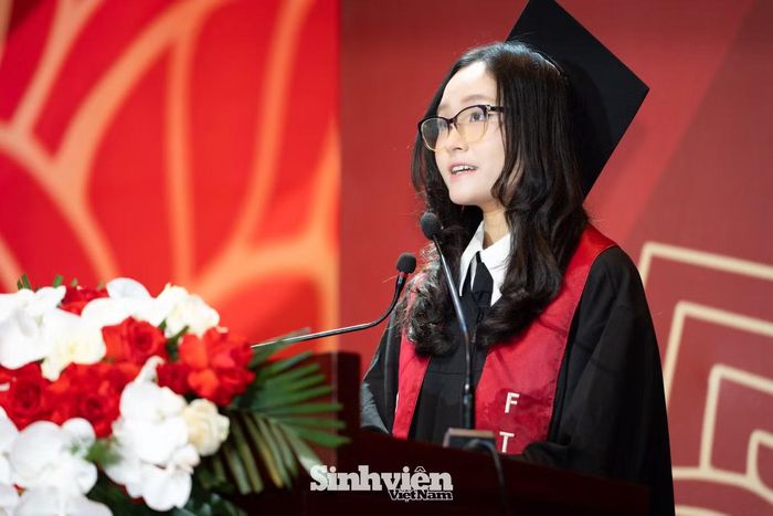 Nguyễn Thanh Bình - thủ khoa Chương trình tiên tiến Kinh tế đại diện cho hơn 1700 tân cử nhân phát biểu.