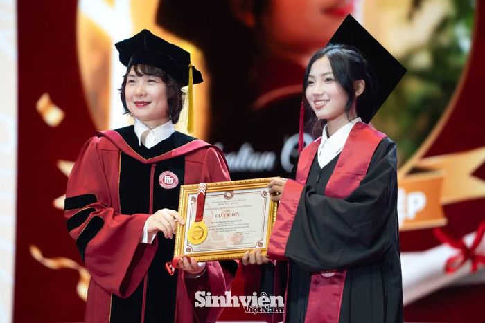 PGS. TS Phạm Thu Hương trao giấy khen, huy chương vinh danh các thủ khoa tốt nghiệp.