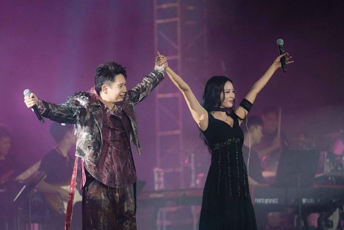 Anh tài Đỗ Hoàng Hiệp và Vũ Thanh Vân được khán giả cổ vũ nhiệt tình cho tiết mục kết hợp vừa quen vừa lạ.