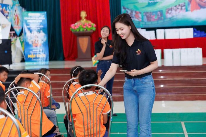Tú Anh tham gia các hoạt động tình nguyện vì cộng đồng.