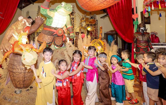  Không gian triển lãm thu hút khá đông trẻ em tới vui chơi rước đèn trung thu 