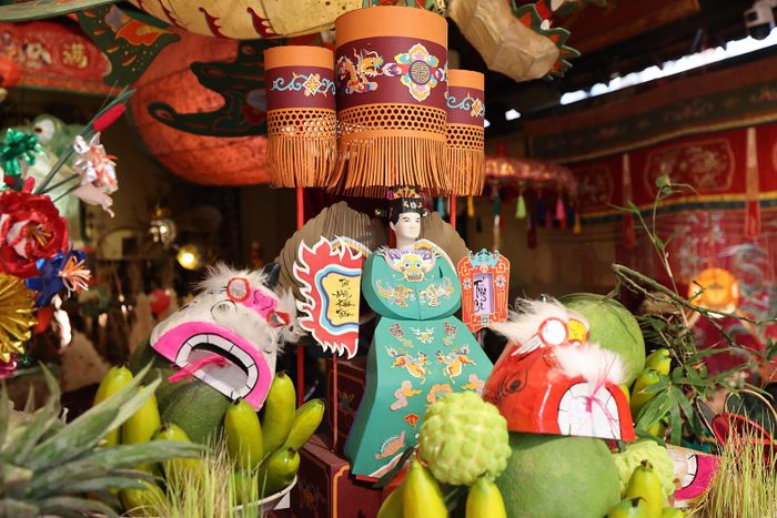  Những vật phẩm gắn với ký ức Trung thu truyền thống: bánh trung thu, tiến sĩ giấy, ông gậy đánh trăng, mâm trái cây, đầu sư tử giấy... 