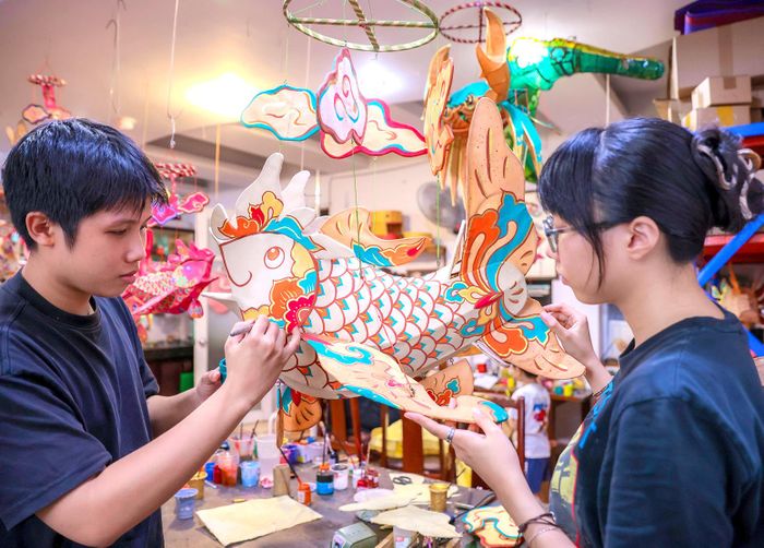  Từ lựa chọn vật liệu, tạo khung, dán giấy đến hoàn thiện sản phẩm đều được thực hiện thủ công 