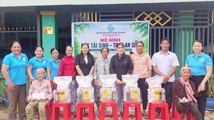 Chi hội Phụ nữ ấp 15 tặng quà phụ nữ khó khăn từ mô hình “Rác tái sinh - trao an sinh”. Ảnh: TRANG NGUYỄN