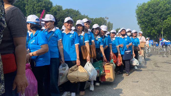 Chủ động thu gom rác để tái chế và giữ môi trường thành phố trong lành cần được coi là nét đẹp văn hóa. Ảnh: PHÚC HẬU 