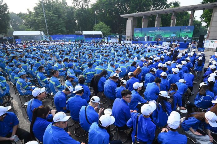 Các đại biểu và người dân đến tham dự chương trình. Ảnh: NGUYÊN HUÂN 