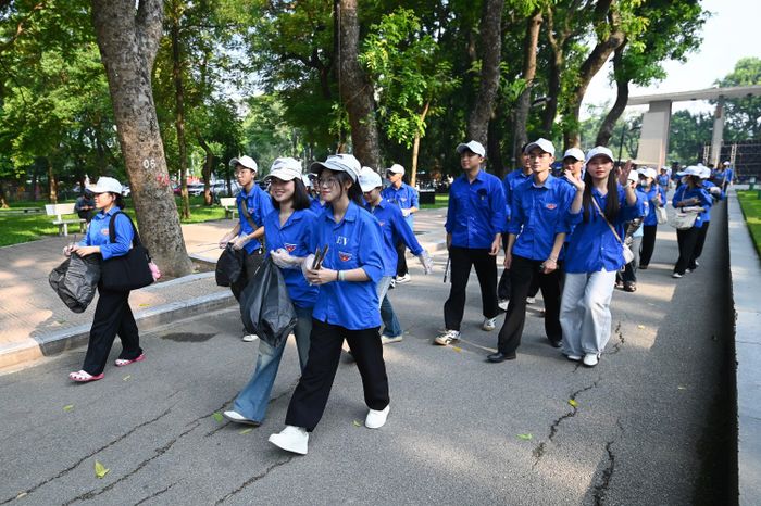  Sau lễ phát động, đoàn viên thanh niên, công nhân môi trường tỏa đi các tuyến đường thu gom rác. Ảnh: THƠ THƠ 