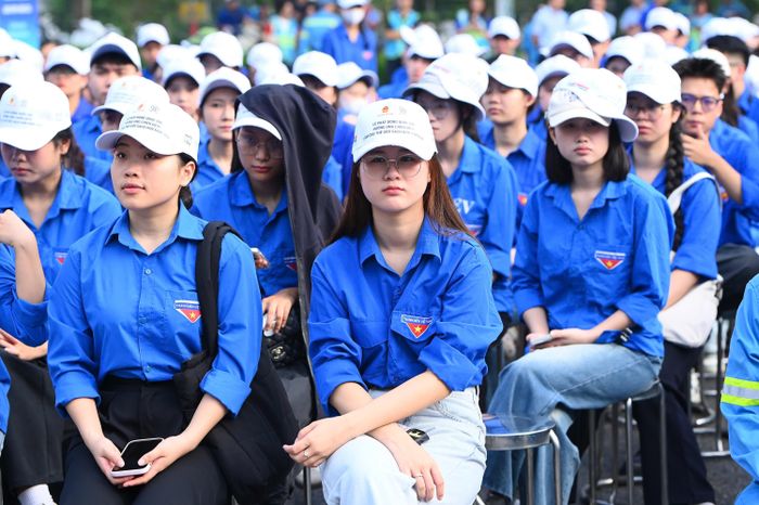  Nhiều đoàn viên thanh niên có mặt từ sớm để tham gia chương trình vệ sinh, thu gom rác. Ảnh: NGUYÊN HUÂN 