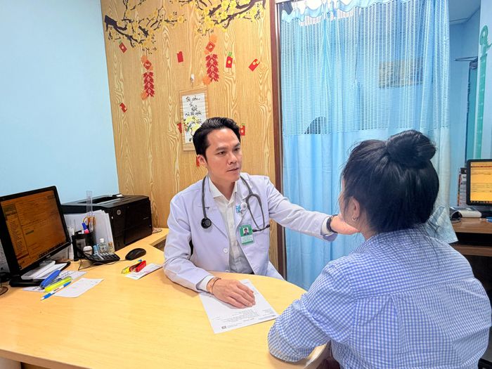 TS-BS Trần Thiên Tài khám da cho một bệnh nhân bị dị ứng do sử dụng tinh dầu thô trị mụn. Ảnh: HOA LÀI