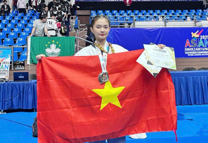 Huỳnh Thị Hoàng Thắm giành Huy chương bạc taekwondo trẻ và thiếu niên châu Á năm 2025. Ảnh: NVCC