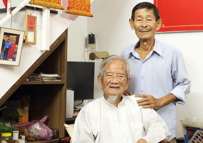 Cụ Nguyễn Đình Tư và con trai Nguyễn Việt Hùng. Ảnh: DIỄM MI