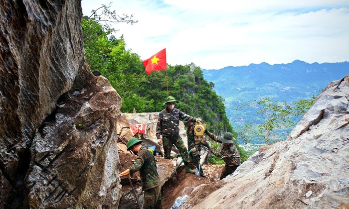  Hàng ngày, từ 6 giờ đến 17 giờ, cán bộ, chiến sĩ Đội Tìm kiếm, quy tập hài cốt liệt sĩ thuộc Bộ Chỉ huy Quân sự tỉnh Tuyên Quang (đóng tại xã Thanh Thủy) vượt núi đá tai mèo, tìm kiếm hài cốt liệt sĩ hy sinh tại mặt trận Vị Xuyên năm xưa. Do địa hình hiểm trở, máy móc không thể tiếp cận, các chiến sĩ phải sử dụng xẻng, cuốc chim, xà beng, bay… để bới từng hốc đá, tấc đất. 