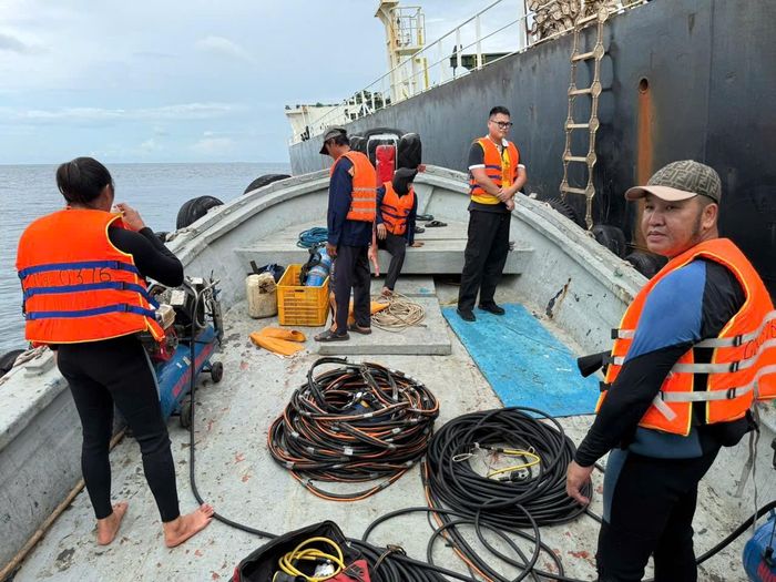 Các lực lượng chức năng triển khai phương án hỗ trợ. Ảnh: ĐỒN BIÊN PHÒNG CỬA KHẨU CẢNG DUNG QUẤT