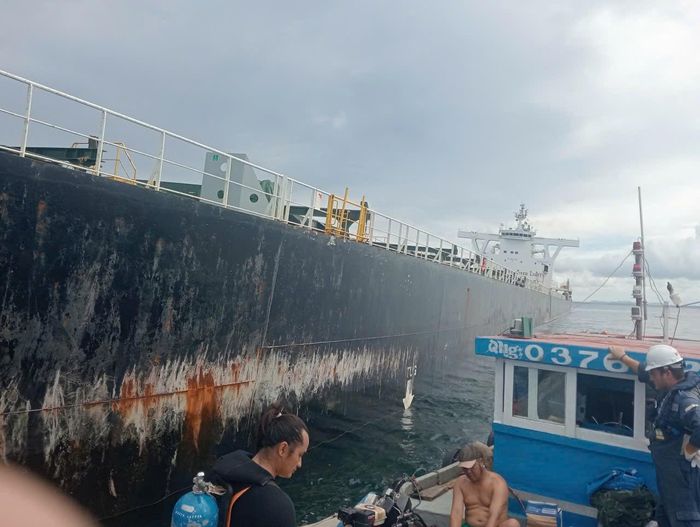 Lực lượng chức năng tiếp cận hỗ trợ tàu tàu Merchant Mariner Ảnh: ĐỒN BIÊN PHÒNG CỬA KHẨU CẢNG DUNG QUẤT