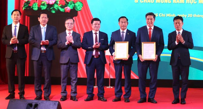 Thứ trưởng Bộ GD-ĐT Lê Quân (bìa phải) và Thứ trưởng Bộ Tài chính Lê Tấn Cận (giữa) trao quyết định cho lãnh đạo Học viện Tài chính và Ban Giám đốc phân hiệu.