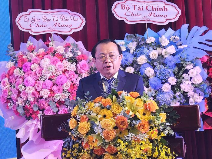 Thứ trưởng Bộ Tài chính Lê Tấn Cận phát biểu tại buổi lễ.