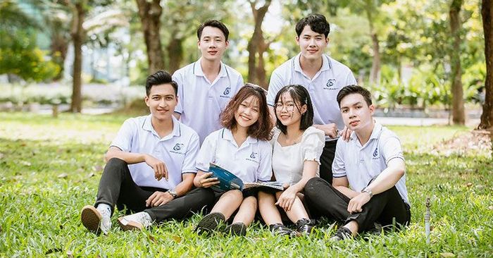  Với điều kiện học thuận lợi, học tiếng Anh đã phổ biến hơn. Ảnh: TRẦN MẠNH 