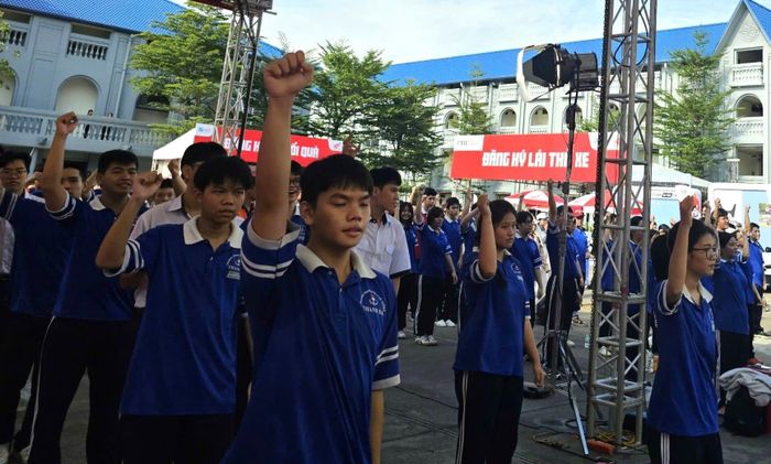  Sinh viên, học sinh khởi động chuẩn bị vào phần thi. 