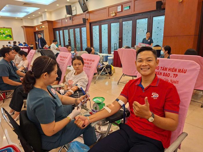 Người trẻ tham gia chương trình Hiến máu tình nguyện do Đoàn Thanh niên và Hội Cựu chiến binh các cơ quan Đảng TPHCM phối hợp tổ chức
