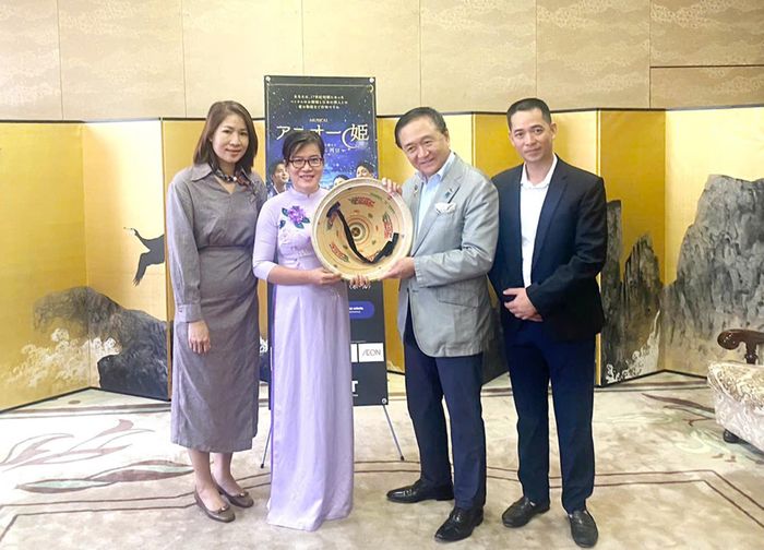 Lãnh đạo, đại diện Sở VH-TT-DL Gia Lai giới thiệu nón ngựa Phú Gia với đối tác Nhật Bản. Ảnh: SỞ VH-TT-DL GIA LAI