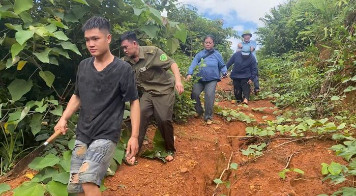 Lực lượng chức năng và người dân phát dọn, mở đường tạm