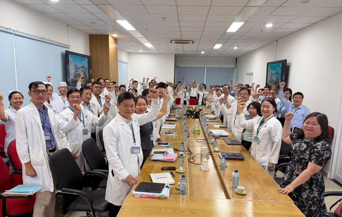  Tập thể lãnh đạo bệnh viện và các khoa, phòng của Bệnh viện Nhân dân 115 thể hiện trách nhiệm và quyết tâm thực hiện nhiệm vụ triển khai cơ sở 2 tại đặc khu Côn Đảo (Ảnh: BVCC) 