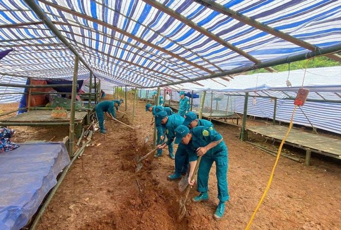  Lực lượng chức năng xã Quảng Sơn hỗ trợ người dân ổn định nơi ăn ở sau khi phải di dời khẩn cấp 