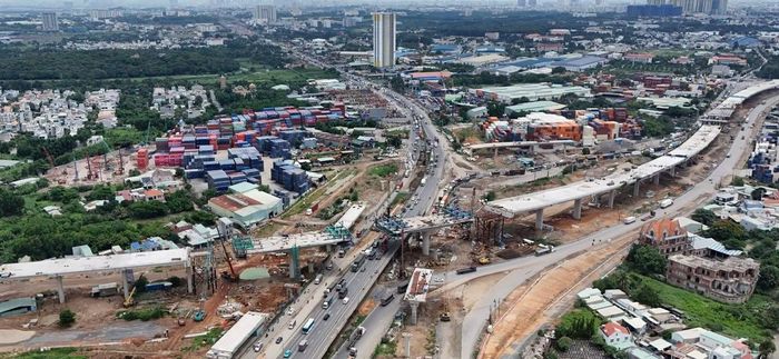 Các nhà thầu đang thi công 3 ca, 4 kíp, phấn đấu thông tuyến chính vào cuối năm 2026. Ảnh: QUỐC HÙNG 
