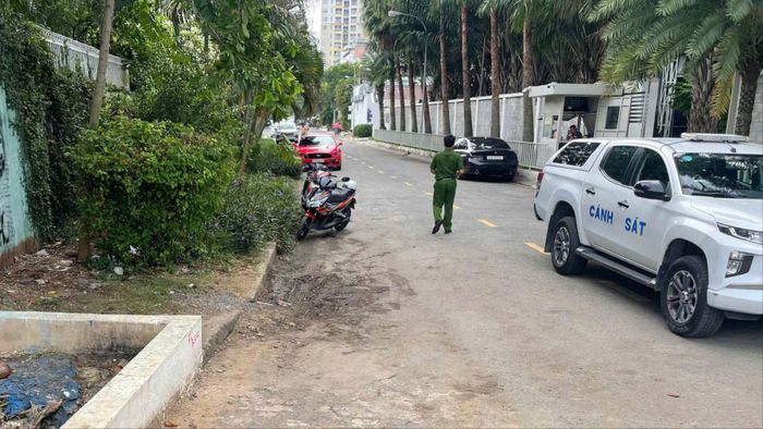  Lực lượng chức năng có mặt tại đường Nguyễn Văn Hưởng, phường An Khánh để điều tra vụ việc 