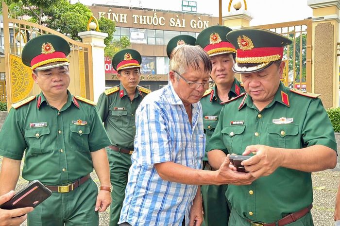  Thiếu tướng Nguyễn Thành Trung, Chính ủy Bộ Tư lệnh TPHCM, tại khu vực Đài tưởng niệm liệt sĩ quận Gò Vấp (trước đây). Ảnh: Bộ Tư lệnh TPHCM 