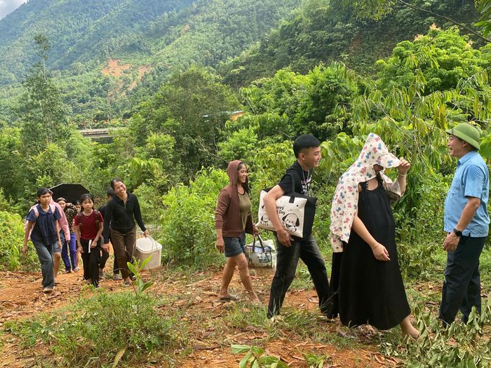 Người dân và học sinh ở 2 bản cô lập đi lại qua đường tạm