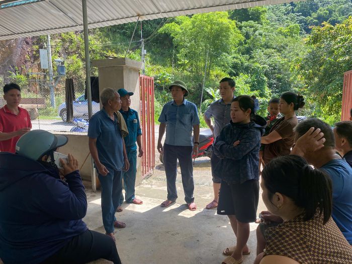 Lãnh đạo địa phương động viên người dân sơ tán đến nơi an toàn