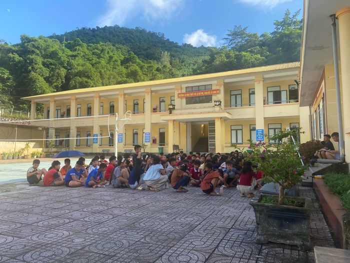Các em học sinh được đưa đến điểm trường an toàn