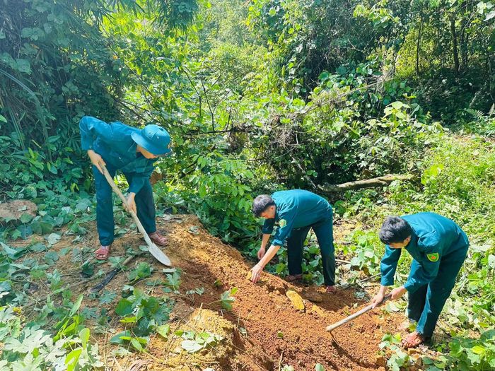 Lực lượng quân sự xã Yên Na mở đường tạm cho người dân, học sinh đi lại