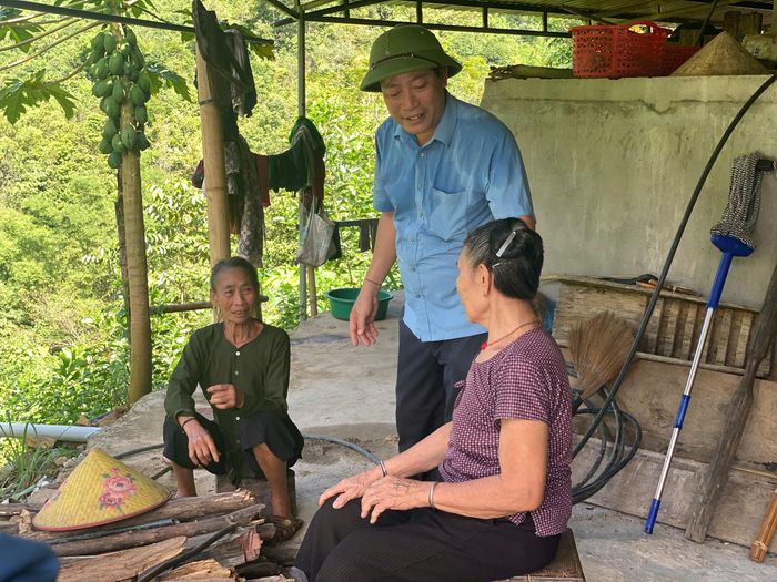 Lãnh đạo địa phương động viên người dân ở khu vực nguy cơ sạt lở sơ tán đến nơi an toàn