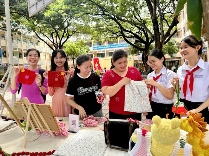 Mỗi sản phẩm đều được thực hiện tỉ mỉ trong nhiều giờ.