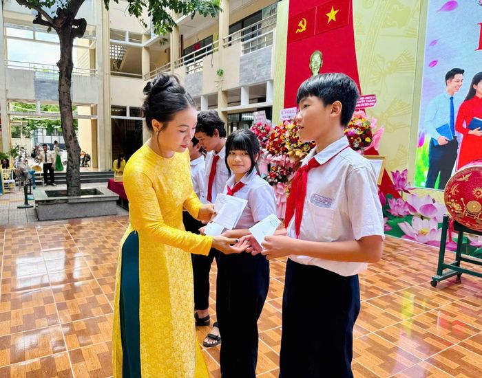 Cô Nguyễn Thị Thu Hiền trao 11 suất quà cho các em học sinh vào ngày Khai giảng năm học mới từ nguồn quỹ của Câu lạc bộ.
